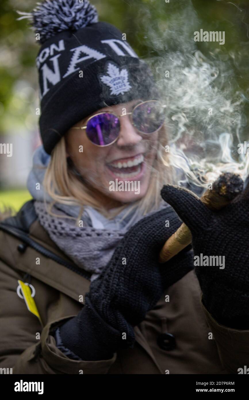Fumando Weed En El Parque Y Grabando Smoking a joint fotografías e imágenes de alta resolución - Alamy