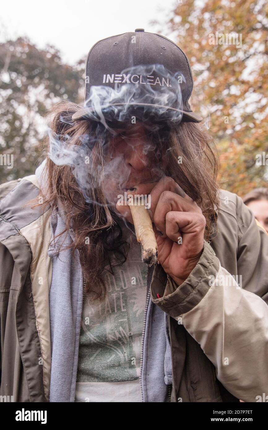 Fumando Weed En El Parque Y Grabando Fumar una imagen conjunta fotografías e imágenes de alta resolución - Alamy