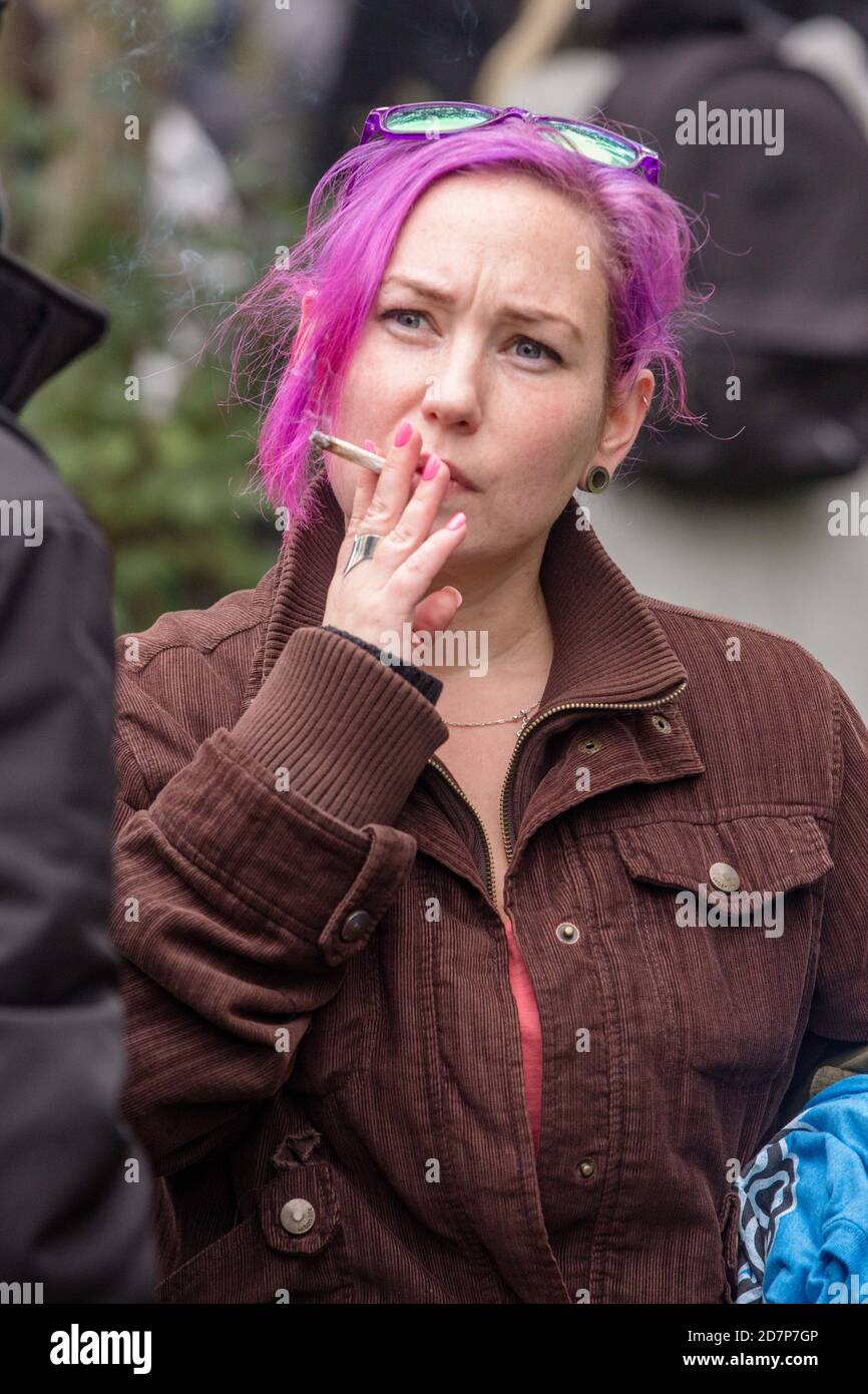 Fumando Weed En El Parque Y Grabando Fumar una imagen conjunta fotografías e imágenes de alta resolución - Alamy
