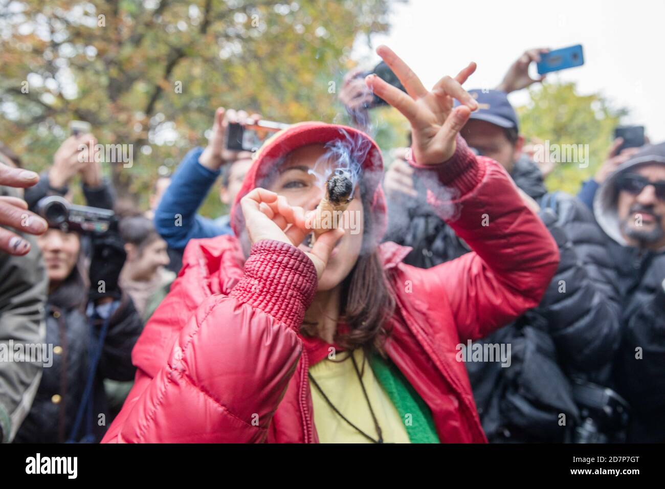 Fumando Weed En El Parque Y Grabando Fumar una imagen conjunta fotografías e imágenes de alta resolución - Alamy