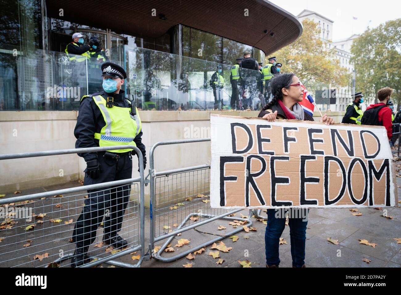 Un manifestante sostiene un cartel que dice defender la libertad durante la manifestación.el movimiento Unete por la Libertad ha organizado una protesta bajo la bandera, tenemos el poder, para mostrar a las fuerzas que, no dan su consentimiento en lo que consideran un bloqueo ilegal. Foto de stock