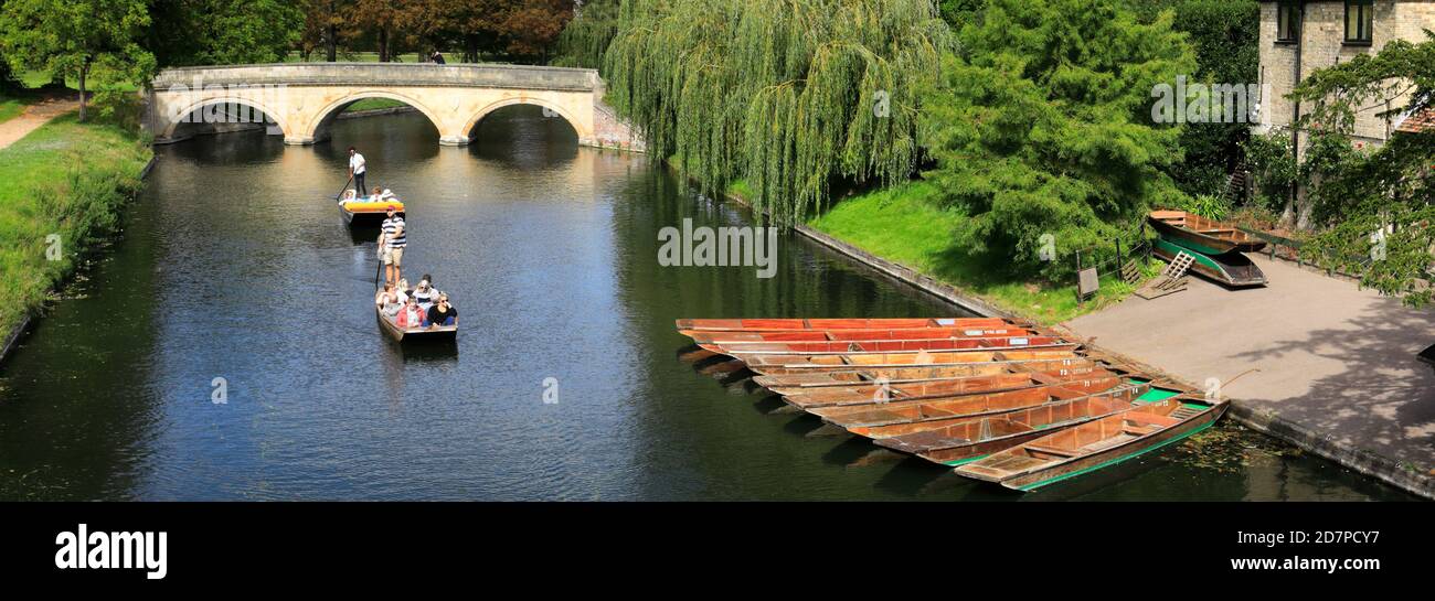 Gente Punting en el río Cam, Clare College Cambridge City, Inglaterra, Reino Unido Foto de stock