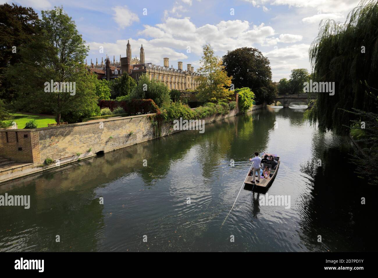 Gente Punting en el río Cam, Clare College Cambridge City, Inglaterra, Reino Unido Foto de stock