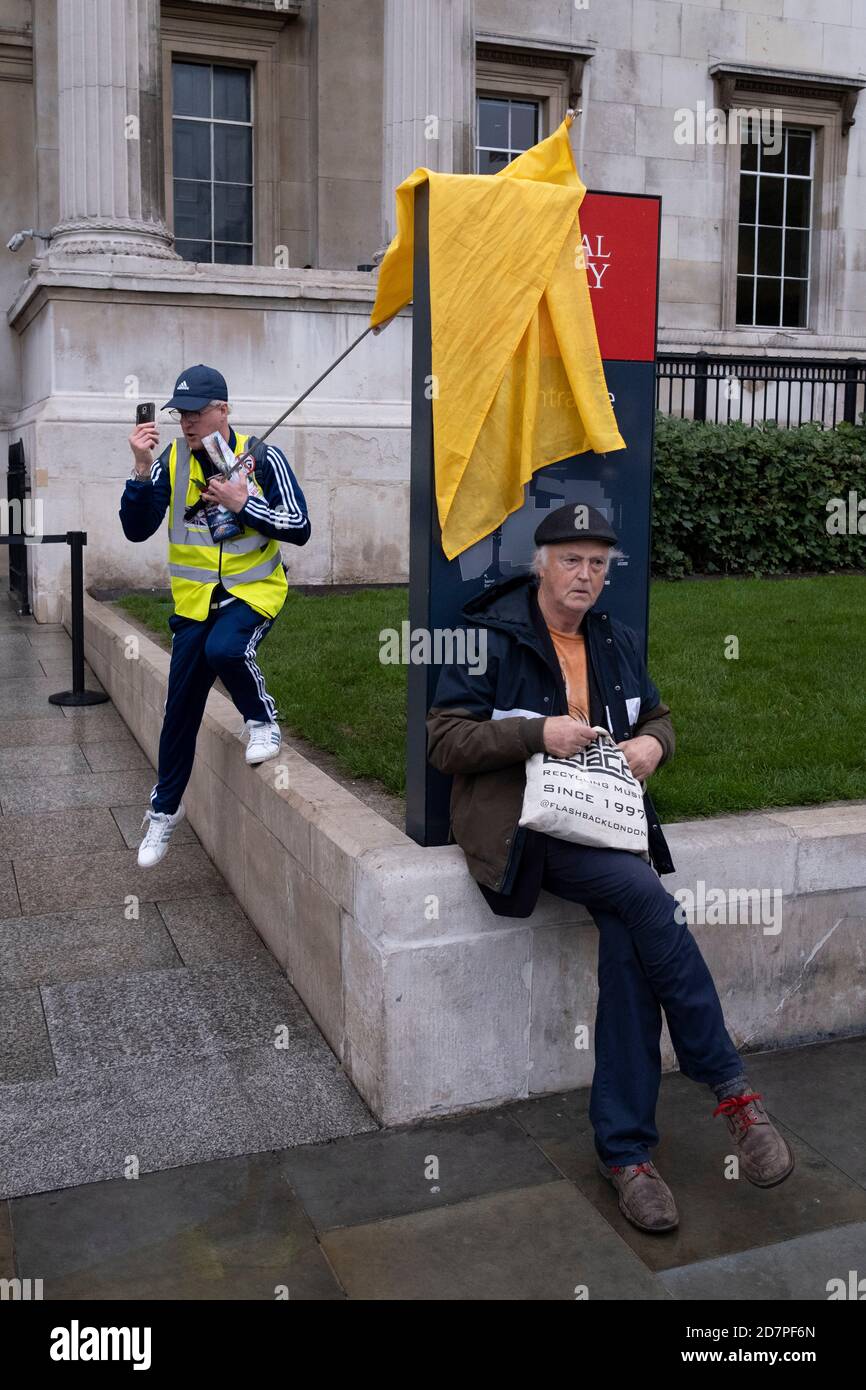 Durante la segunda ola de la pandemia del Coronavirus, los manifestantes anti-bloqueo ignoran las reglas de distanciamiento social o se adhieren a los términos de su propia evaluación de riesgos, durante su marcha por el centro de Londres y hacia Trafalgar Square, el 24 de octubre de 2020, en Londres, Inglaterra. Dieciocho personas fueron detenidas en la protesta, donde pidieron el retorno de sus libertades. Foto de stock