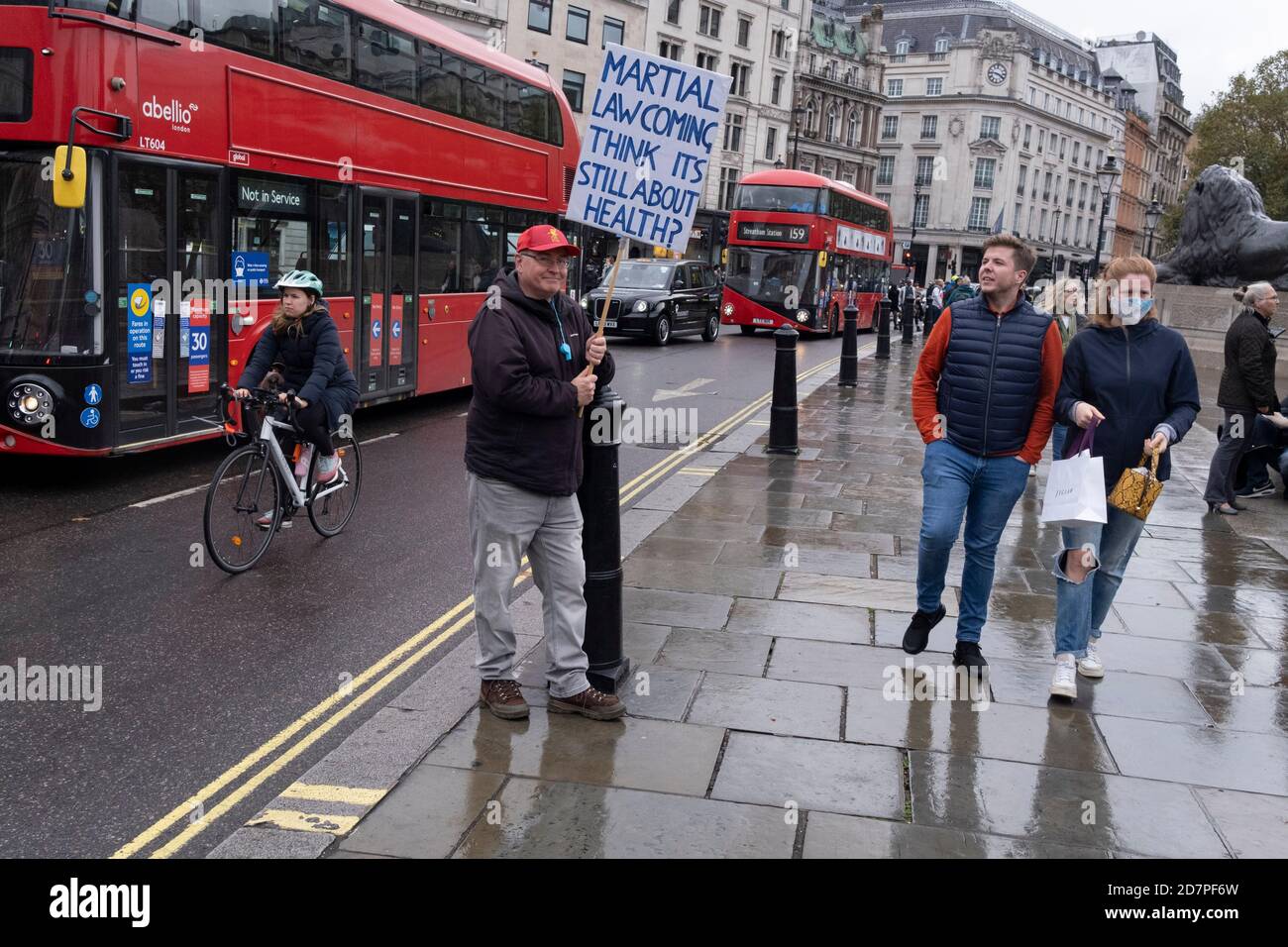 Durante la segunda ola de la pandemia del Coronavirus, los manifestantes anti-bloqueo ignoran las reglas de distanciamiento social o se adhieren a los términos de su propia evaluación de riesgos, durante su marcha por el centro de Londres y hacia Trafalgar Square, el 24 de octubre de 2020, en Londres, Inglaterra. Dieciocho personas fueron detenidas en la protesta, donde pidieron el retorno de sus libertades. Foto de stock