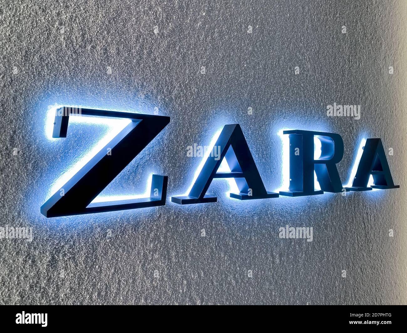 ZARA tienda de la cadena internacional de tiendas de ropa de moda de venta  al por menor logotipo de la Marca situada en el centro comercial Bialystok  Polonia. Foto móvil. Bialystok Fotografía