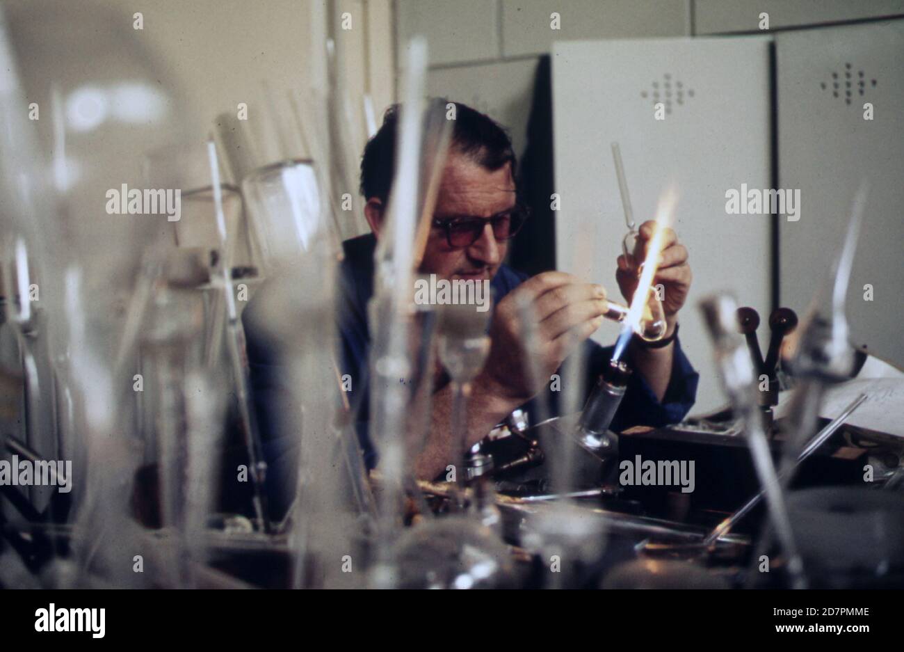 Anton Perija; jefe de soplado de vidrio para los muchos instrumentos científicos utilizados en el Instituto Ruder Boskovic. El instituto lleva a cabo varios proyectos de investigación para el gobierno de EE.UU. CA. 1973 Foto de stock