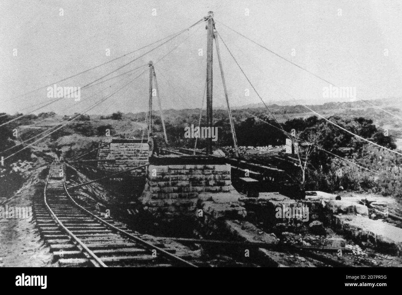 Historia de Sudáfrica: Puente sobre el río Umbilo en construcción; julio de 1877. Bypass temporal a la izquierda para permitir que los trenes de construcción procedan con los materiales a la cabeza de la barandilla. CA. Julio de 1877 Foto de stock