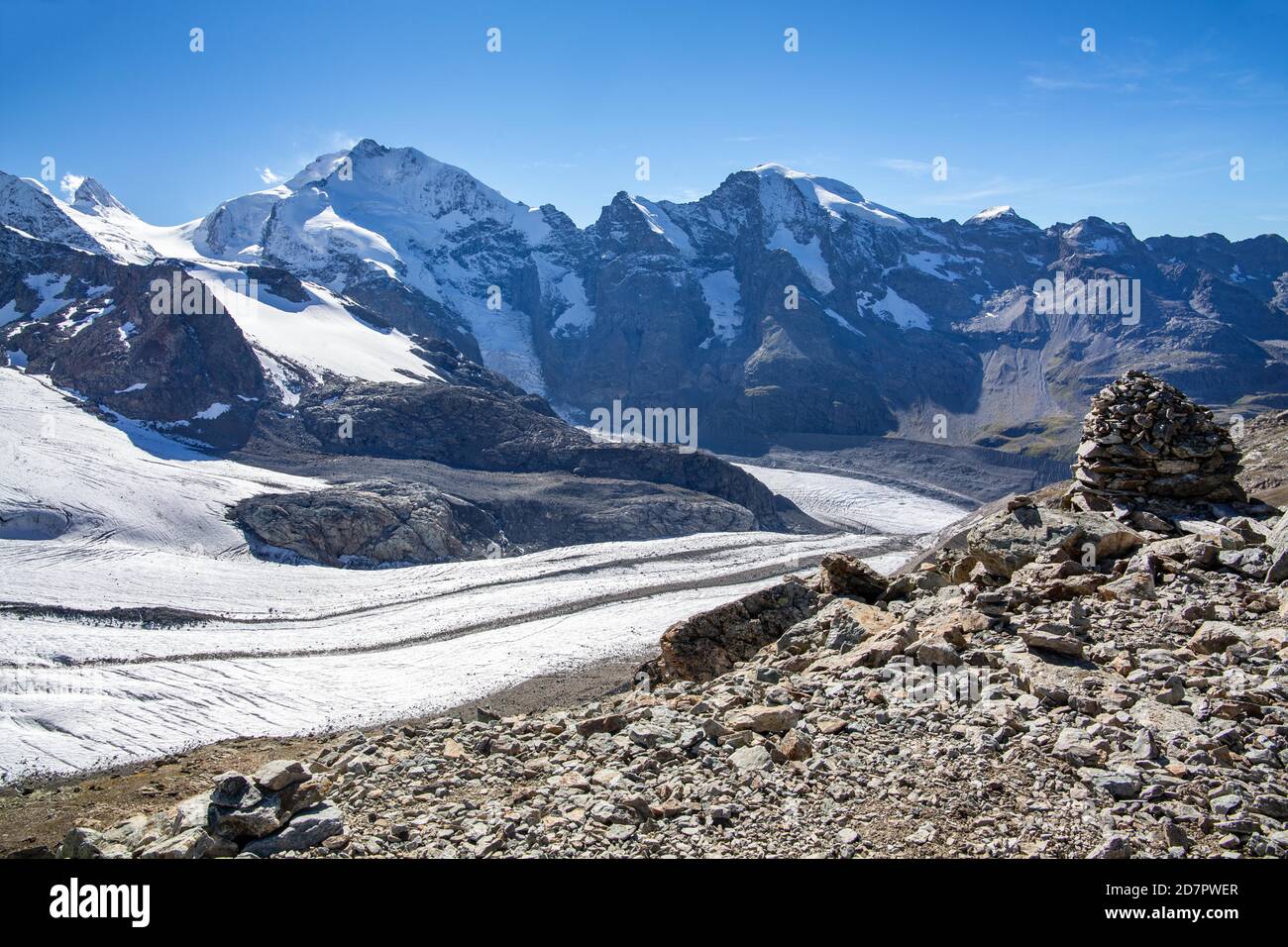 Punto de vista sobre la Diavolezza con Piz Bernina y Persgletscher, Vadret pers, Pontresina, Alpes Bernina, Alta Engadina, Engadina, Grisons, Suiza Foto de stock