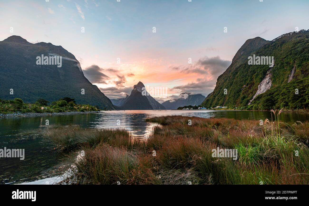 Mitre Peak, reflexión en el agua, puesta de sol, Milford Sound, Parque Nacional Fiordland, Te Anau, Southland, Isla del Sur, Nueva Zelanda Foto de stock