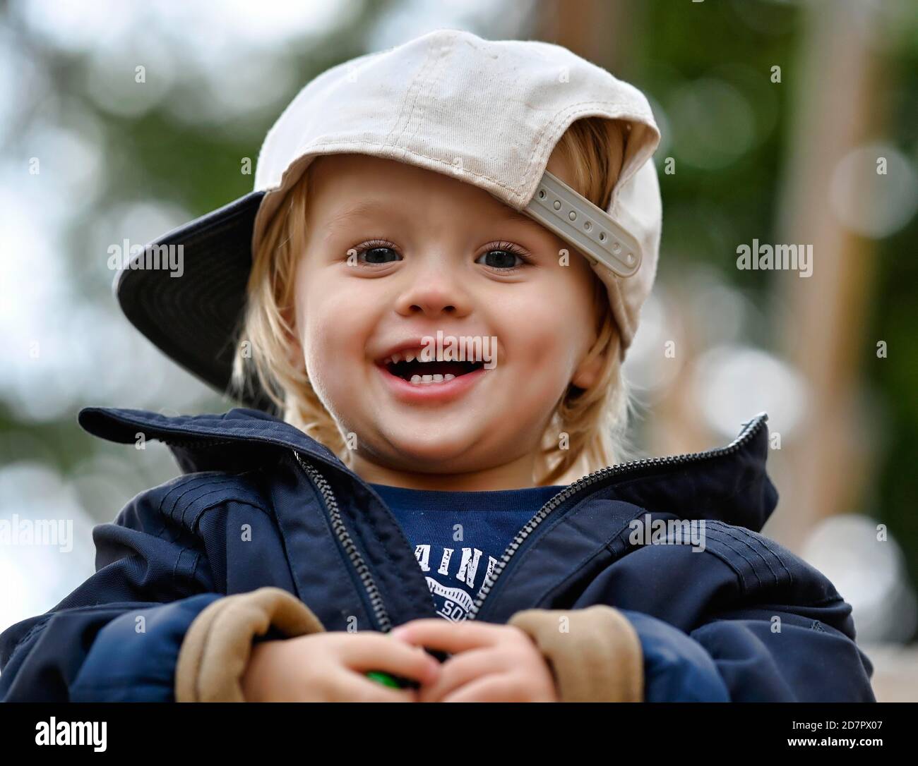 Niño, niño, 2 años, Stuttgart, risas, Baden-Wuerttemberg, Alemania Foto de stock