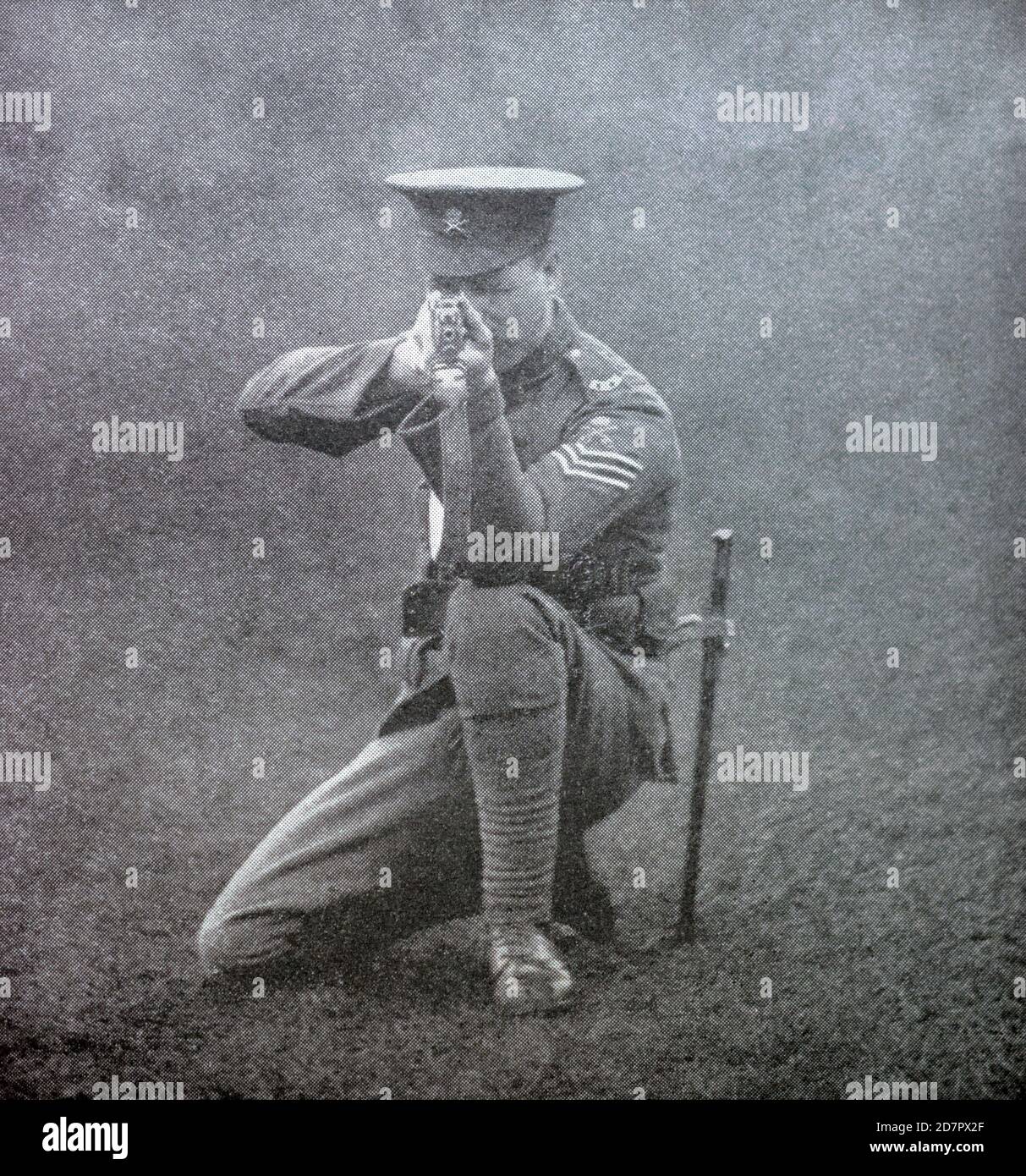 Una fotografía de un sargento en el personal de gimnasia del Ejército que demuestra la posición correcta de arrodillarse al disparar, tomada de la parte 1 de las Regulaciones de Musketry (reimpresión 1914) que describe los principales de entrenamiento clave para el Ejército Británico utilizado durante la primera Guerra Mundial. Foto de stock