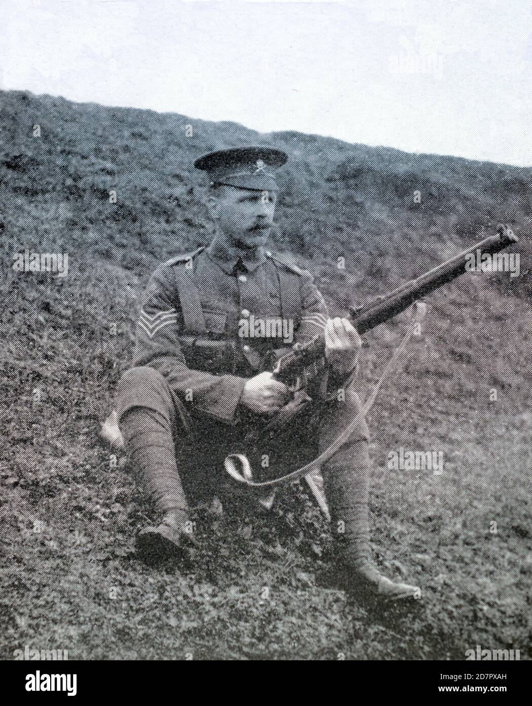Una fotografía de un sargento en el personal Gymnastic del Ejército que demuestra la posición correcta de la posición sentada cuando está cargado, tomado de la parte 1 del Reglamento de la Musketry (reimpresión 1914) que describe los principales claves de entrenamiento para el ejército británico utilizado durante la primera Guerra Mundial. Foto de stock