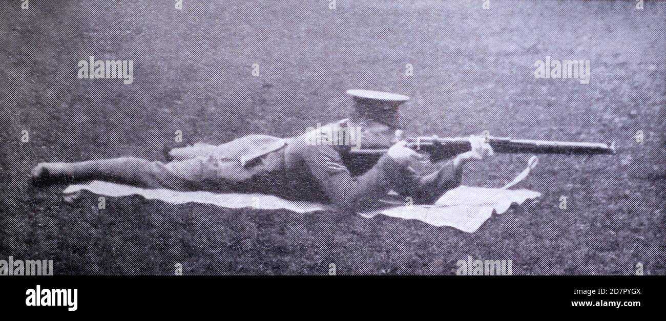 Una fotografía de un sargento en el personal de gimnasia del Ejército demostrando la posición correcta de mentir al disparar, tomada de la parte 1 de las Regulaciones de Musketry (reimpresión 1914) que describe los principales de entrenamiento clave para el Ejército Británico utilizado durante la primera Guerra Mundial. Foto de stock
