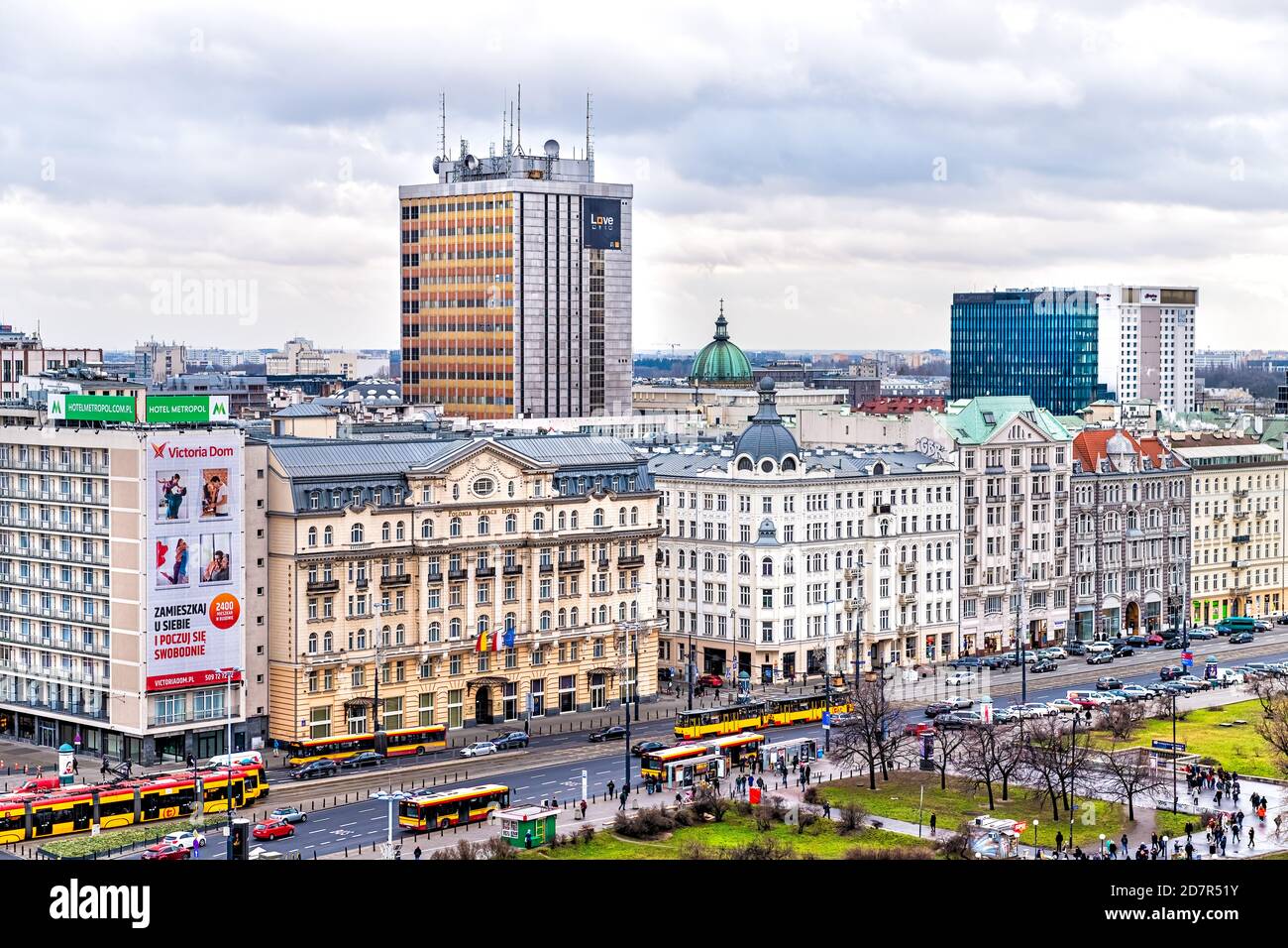 Varsovia, Polonia - 22 de enero de 2020: Vista aérea de alto ángulo del horizonte urbano de Varsovia cerca de la estación de tren de centralna y señales en los edificios Foto de stock
