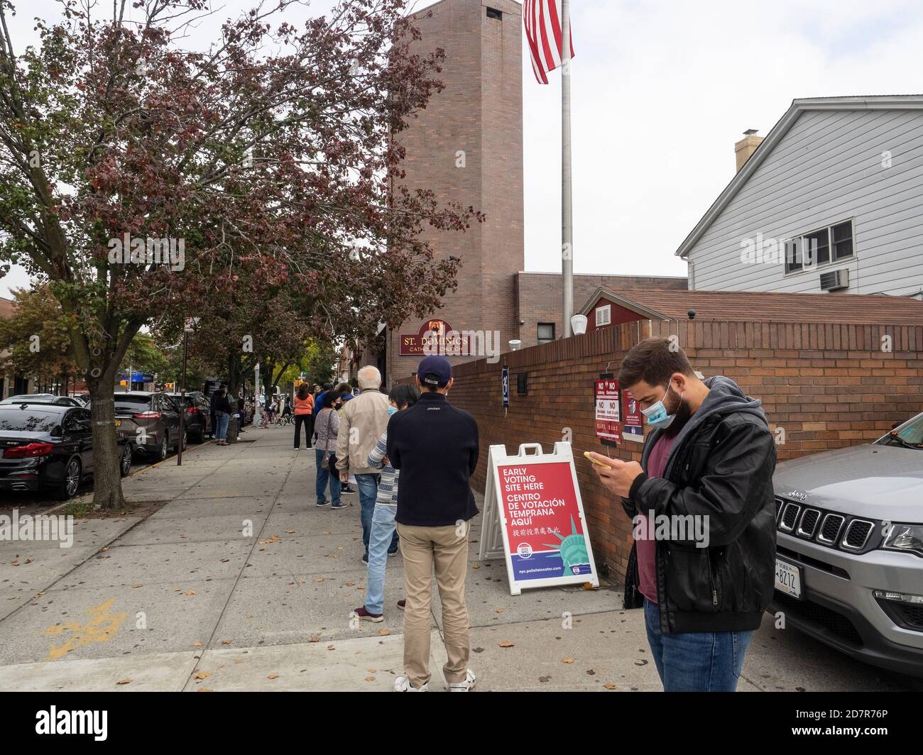 Brooklyn, NY, EE.UU. - 24 de octubre de 2020: La gente espera en fila para la votación presidencial temprana en la Iglesia Católica de San Dominic, Brooklyn en medio de coronavirus Foto de stock
