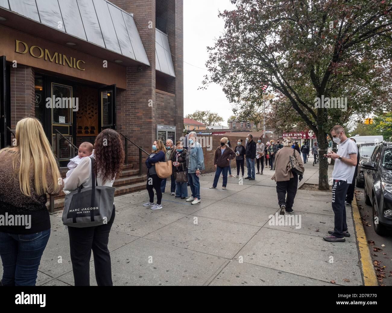 Brooklyn, NY, EE.UU. - 24 de octubre de 2020: La gente espera en fila para la votación presidencial temprana en la Iglesia Católica de San Dominic, Brooklyn en medio de coronavirus Foto de stock