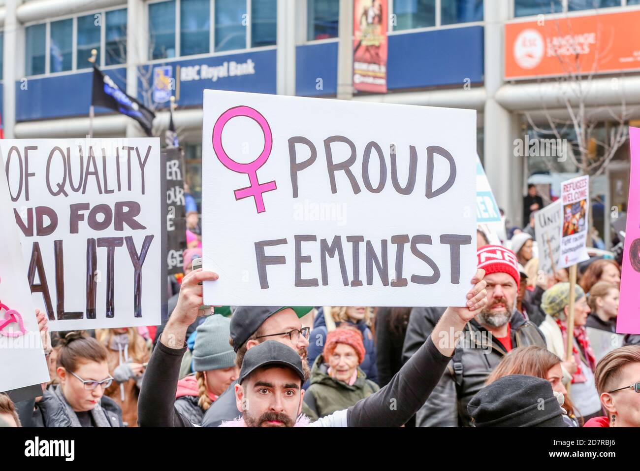 Un manifestante sosteniendo un cartel expresando su opinión durante la manifestación.miles de mujeres y sus aliados marcharon en apoyo de la marcha de las mujeres en Washington. Foto de stock