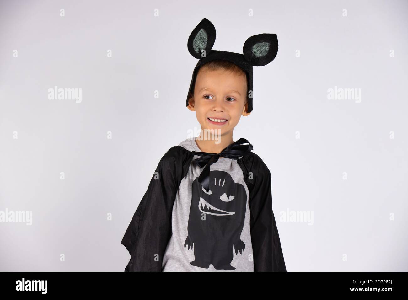 Un chico con un traje de murciélago con orejas lindas, sonríe y mira a un  lado con sus ojos. Fondo blanco aislado Fotografía de stock - Alamy