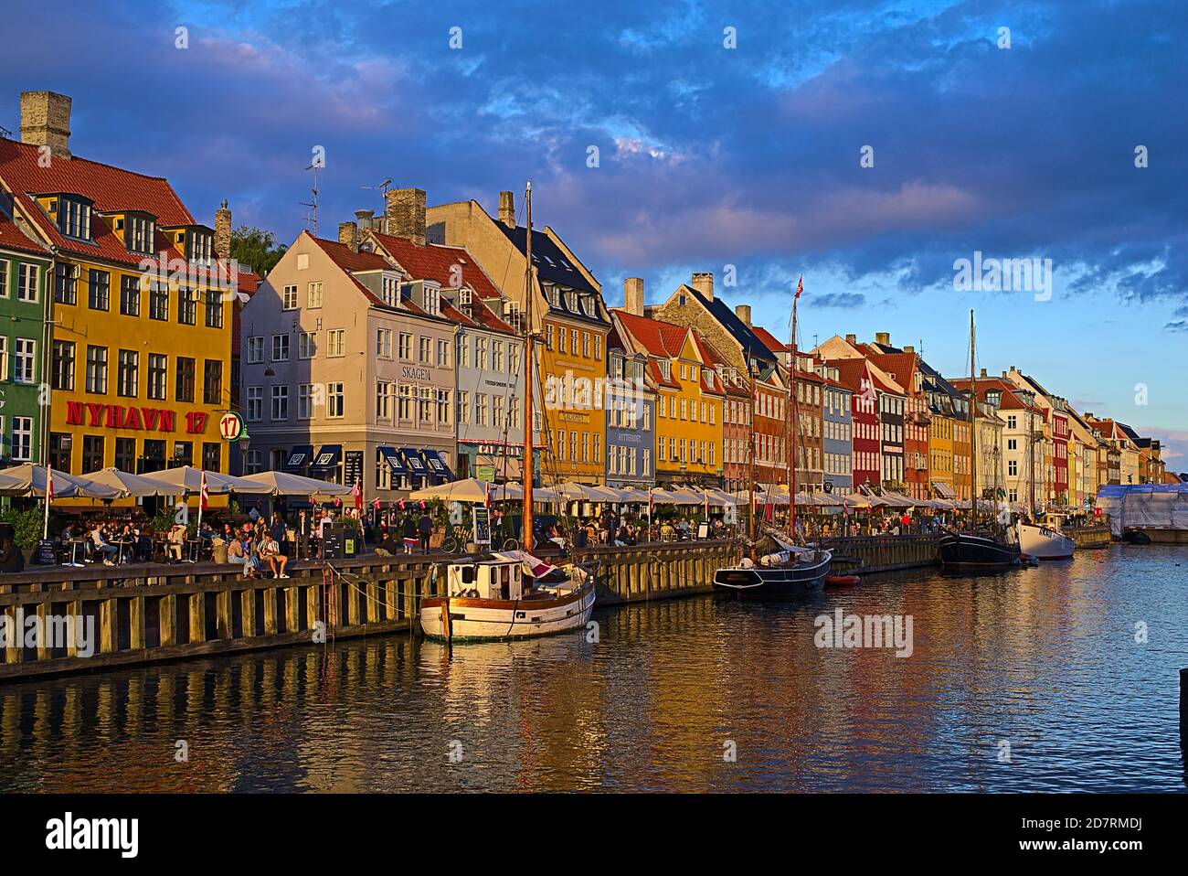 Nyhavn en Kopenhagen beim Sonnenuntergang Foto de stock