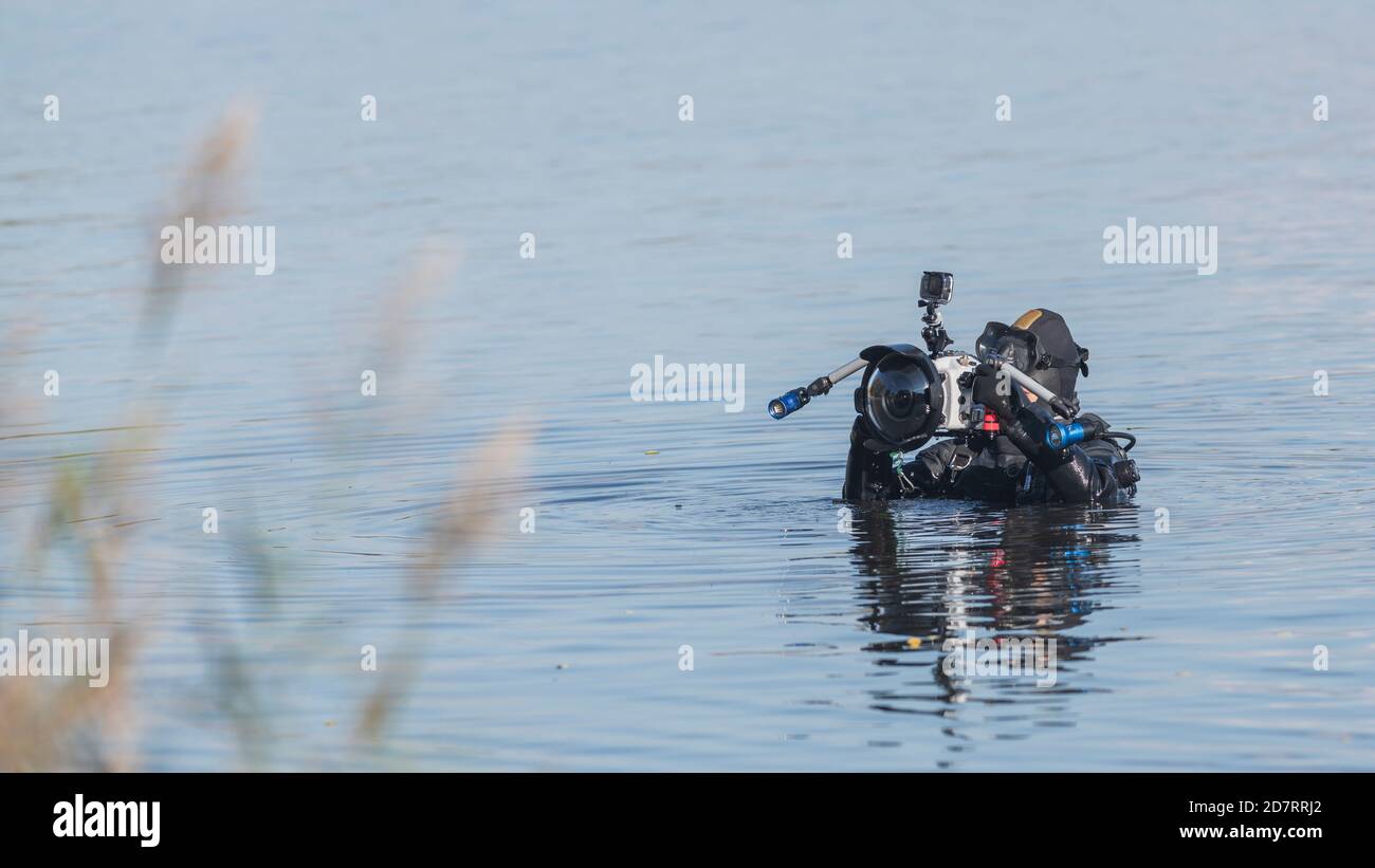 Un buceador con su cámara submarina Foto de stock