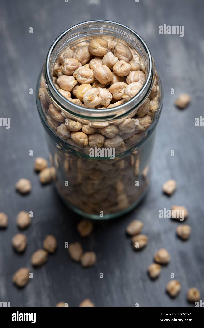 Jarra de cristal con garbanzos colocados sobre una mesa. Concepto ecológico Foto de stock