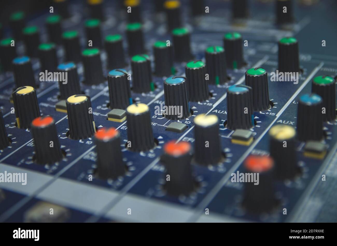 Consola mezcladora de audio y mezcla de sonido profesional. Panel de  control del mezclador de audio con botones y deslizadores. Consola mezcladora  para DJ músico Fotografía de stock - Alamy