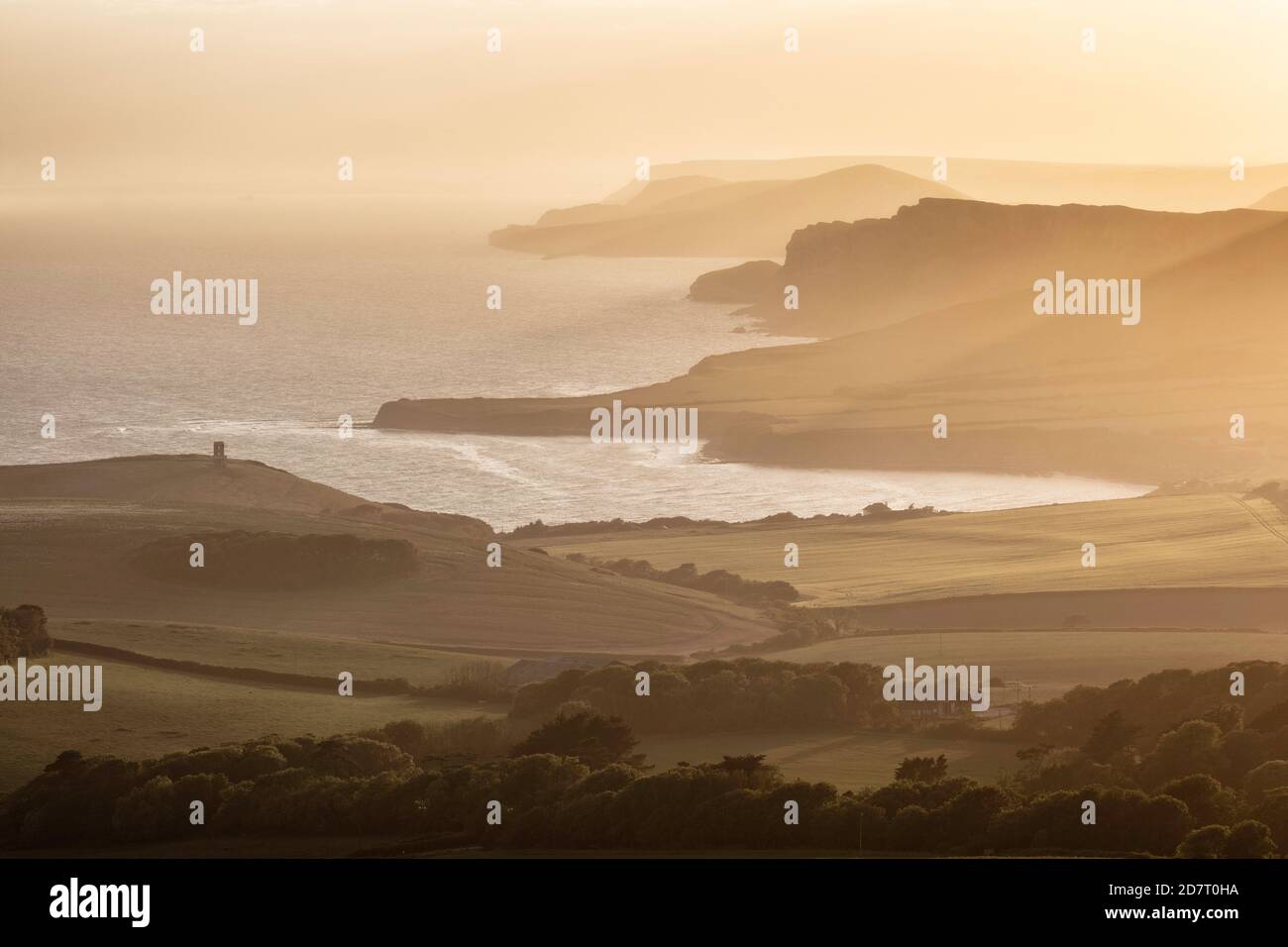 Vista sobre la bahía de Kimmeridge desde Swyre Head, Isla de Purbeck, Costa Jurásica, Dorset, Inglaterra, Reino Unido Foto de stock