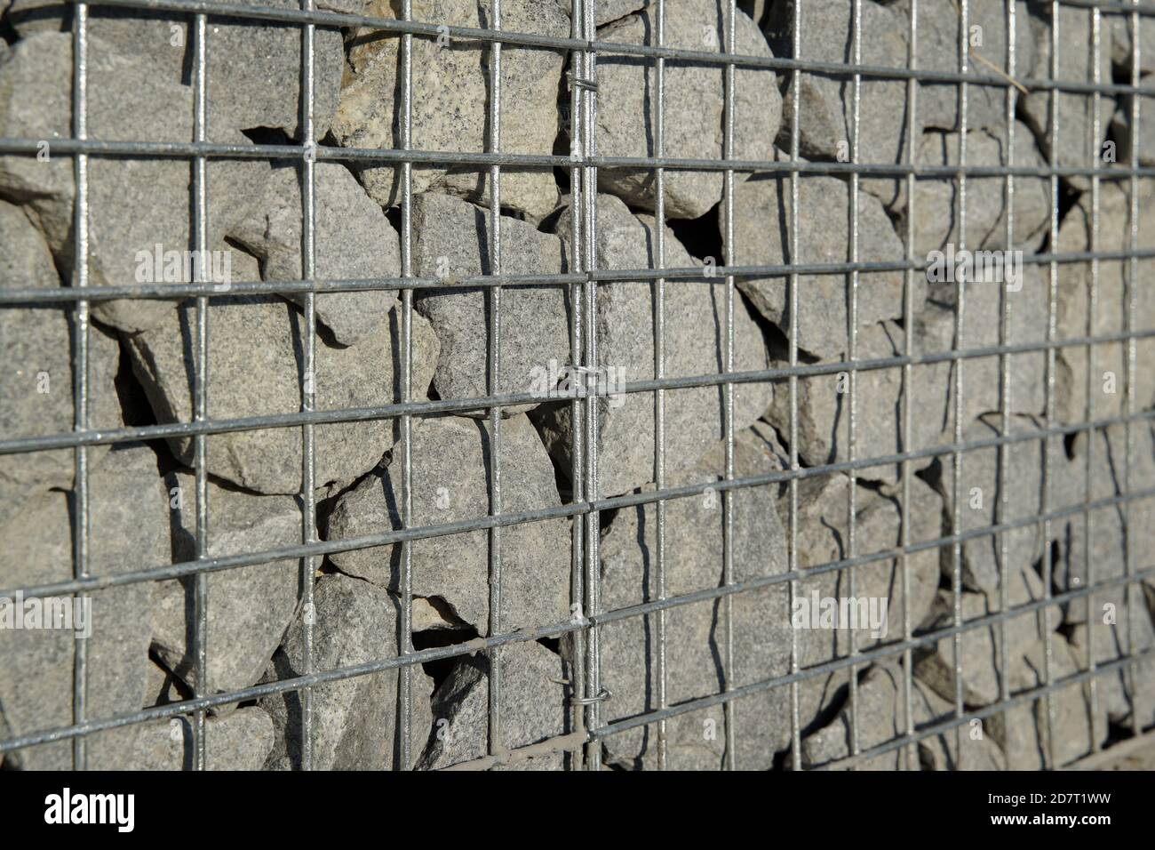 La cerca decorativa de gabion está hecha de piedra natural y malla metálica  Fotografía de stock - Alamy