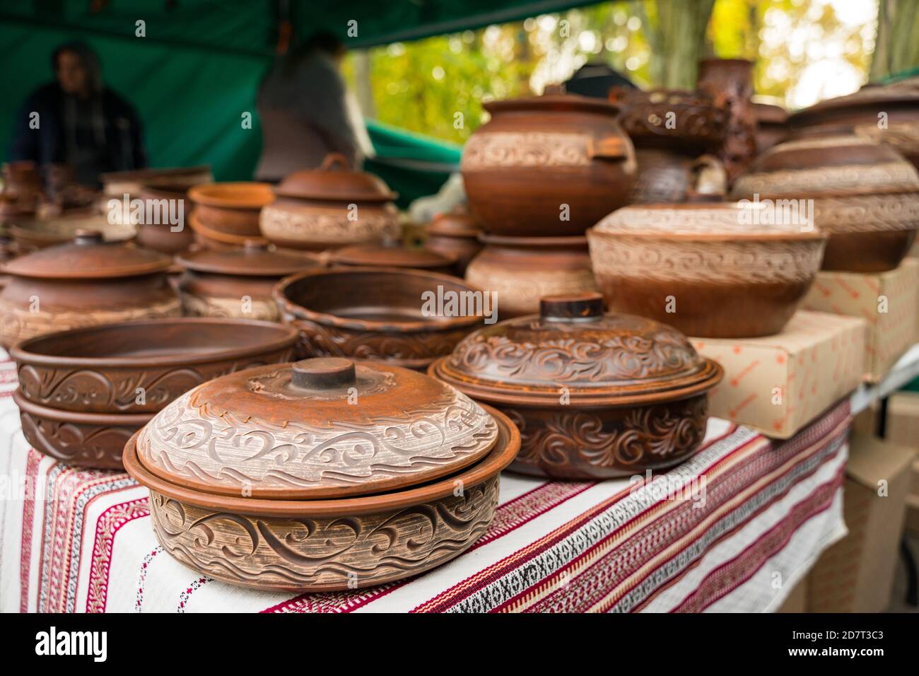 Platos de barro vajillas ollas souvenirs en el mercado artesanal alfarería  cerámica eslava arcilla ware