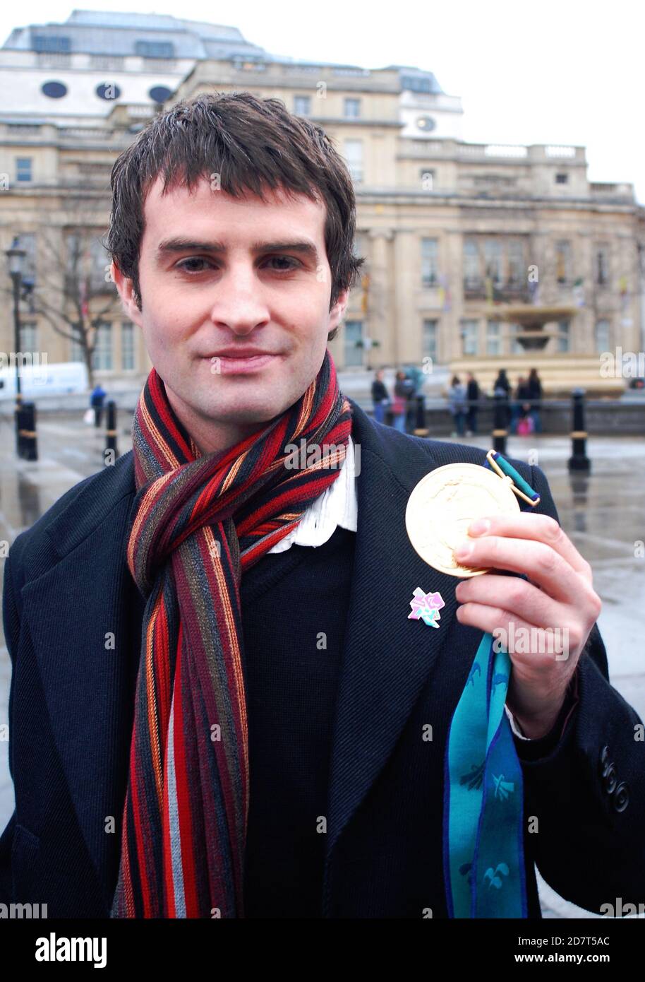 Giles Long MBE, ganador del oro olímpico, LEXI inventor, ponente público de nadadores, presentador, con su medalla de oro olímpica de los Juegos Paralímpicos de Sydney 2000 Foto de stock