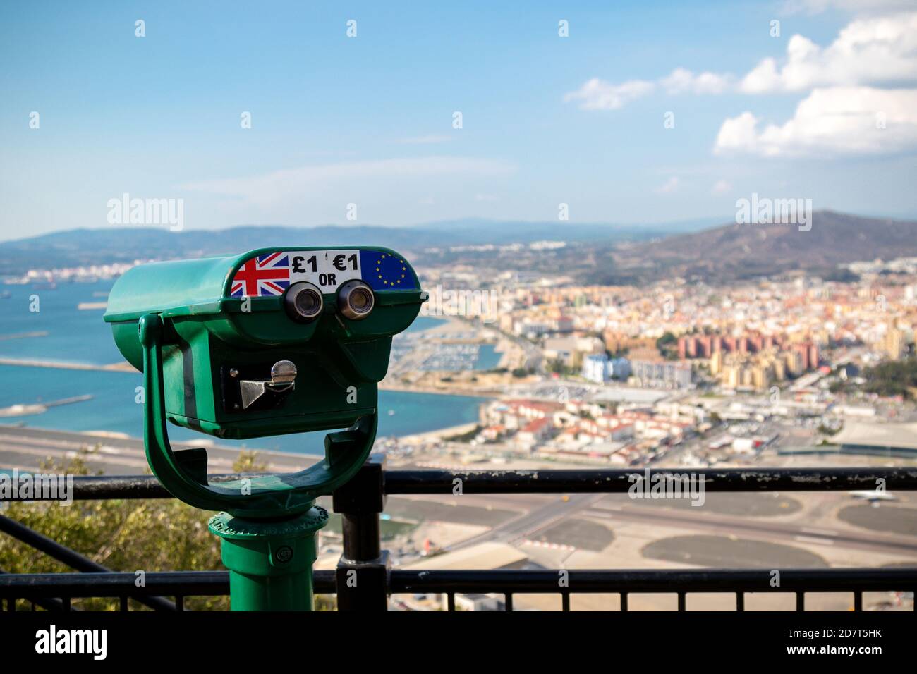 Gibraltar, Reino Unido, 1 de octubre de 2018:- Vista desde la cima del Peñón de Gibraltar mirando hacia el norte hacia España, con un telescopio operado por monedas. GIB Foto de stock