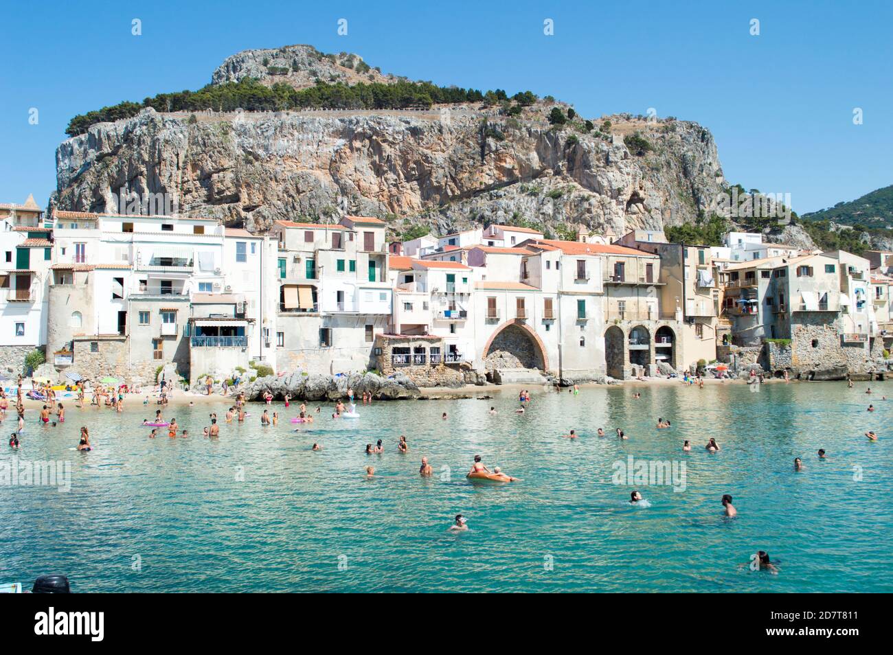 Cefalù, Palermo, Italia, julio de 2020. Detalle de esta pequeña ciudad costera y de su bonita playa Foto de stock