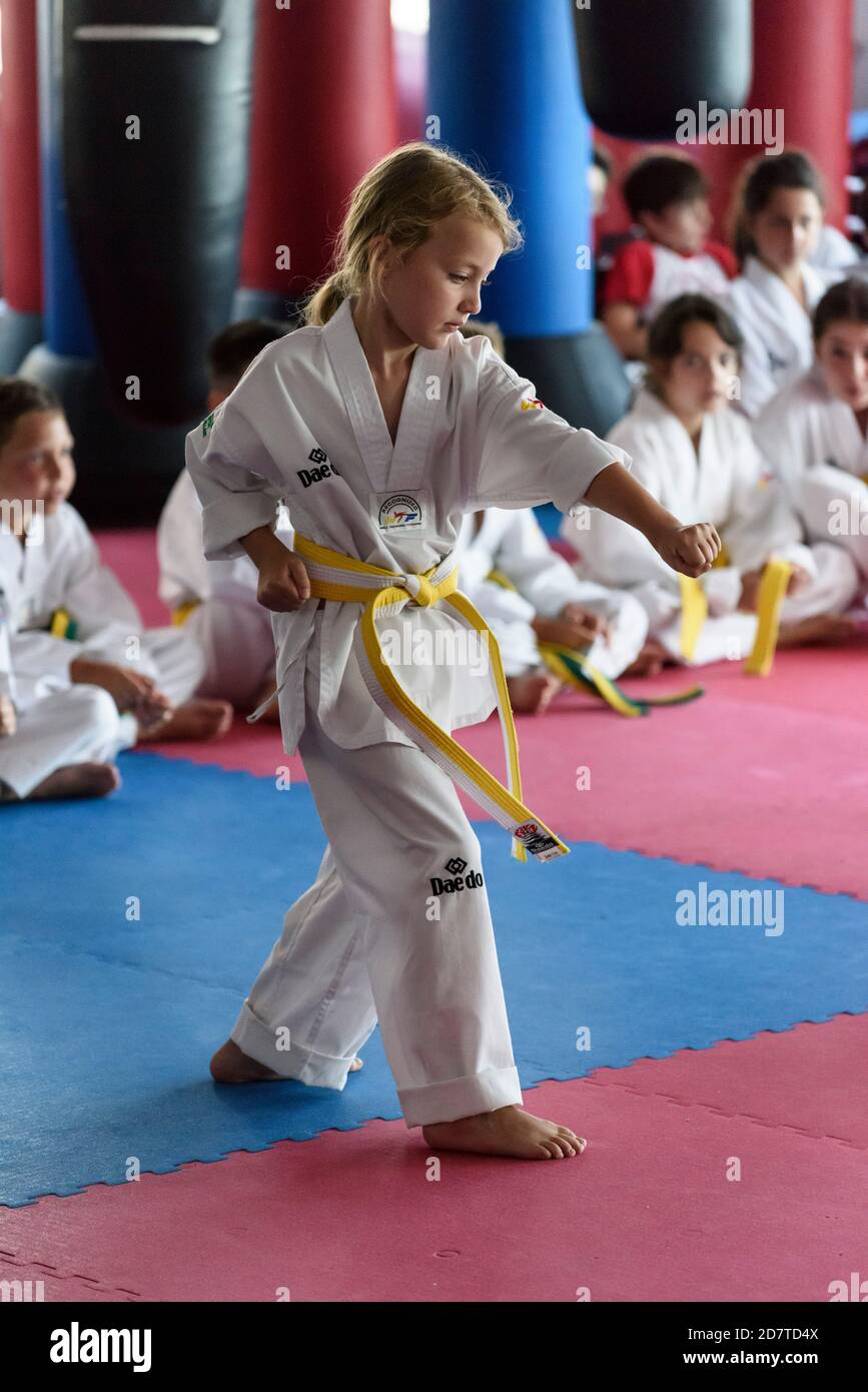 Niña de siete años practicando Taekwondo con un dobok. Foto de stock