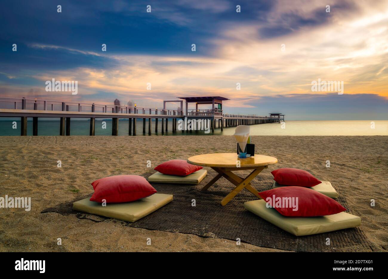 Exóticos asientos para cenar en la playa. Enfoque selectivo en la mesa de  comedor de playa Fotografía de stock - Alamy