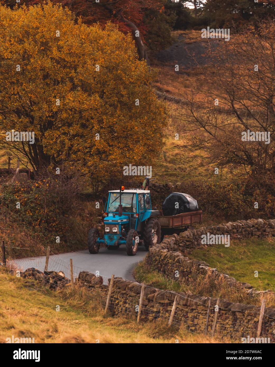 Tractor antiguo en carretera de campo sensación de otoño Foto de stock
