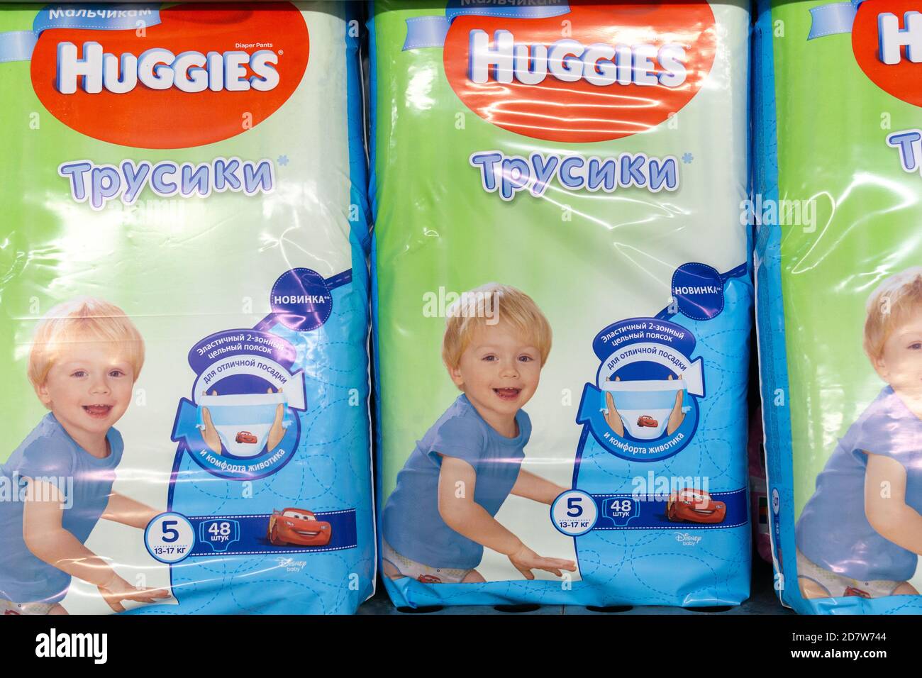 Tyumen, Rusia-11 de octubre de 2020: Huggies Marca en las estanterías en  metro efectivo y llevar. Huggies es una famosa Marca de pañales Fotografía  de stock - Alamy