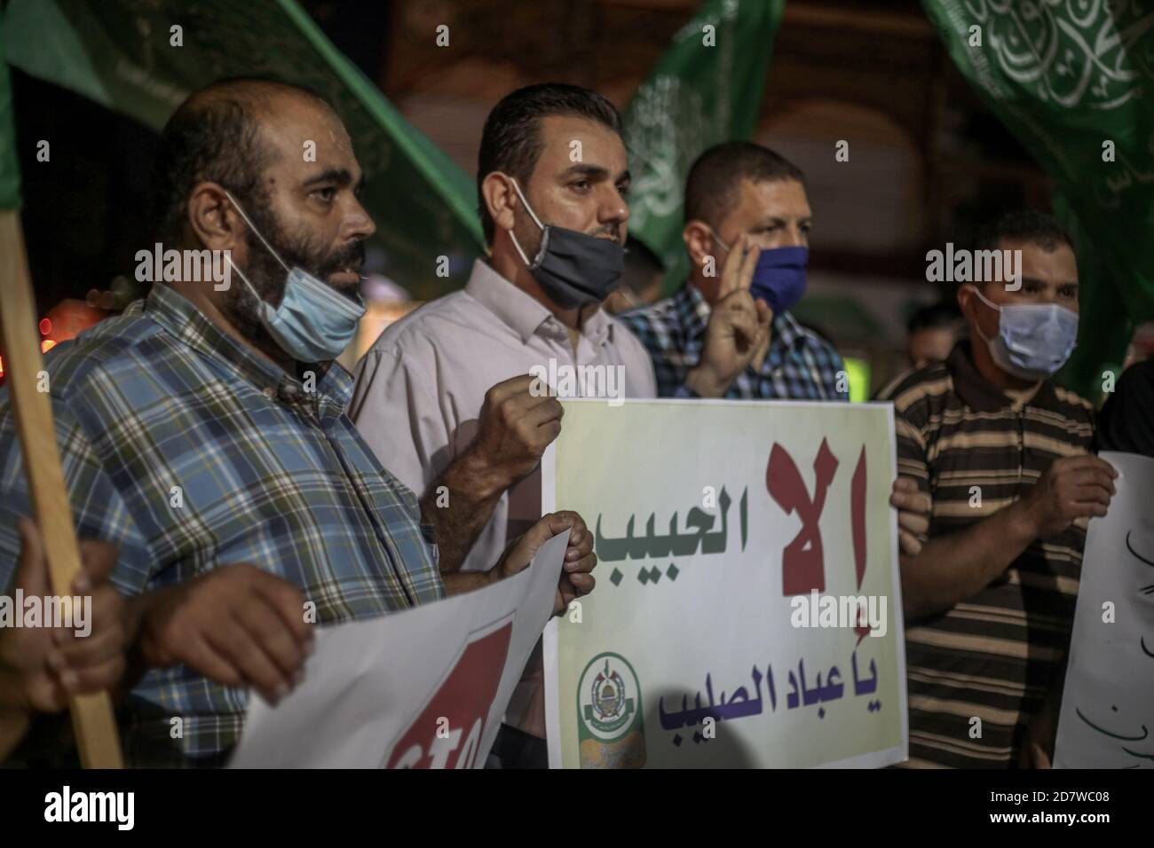 Los manifestantes sostenían pancartas con inscripciones en árabe durante la  manifestación.los palestinos en la ciudad de Rafah protestan contra la  publicación de dibujos animados como el Profeta Muhammad en un periódico  francés
