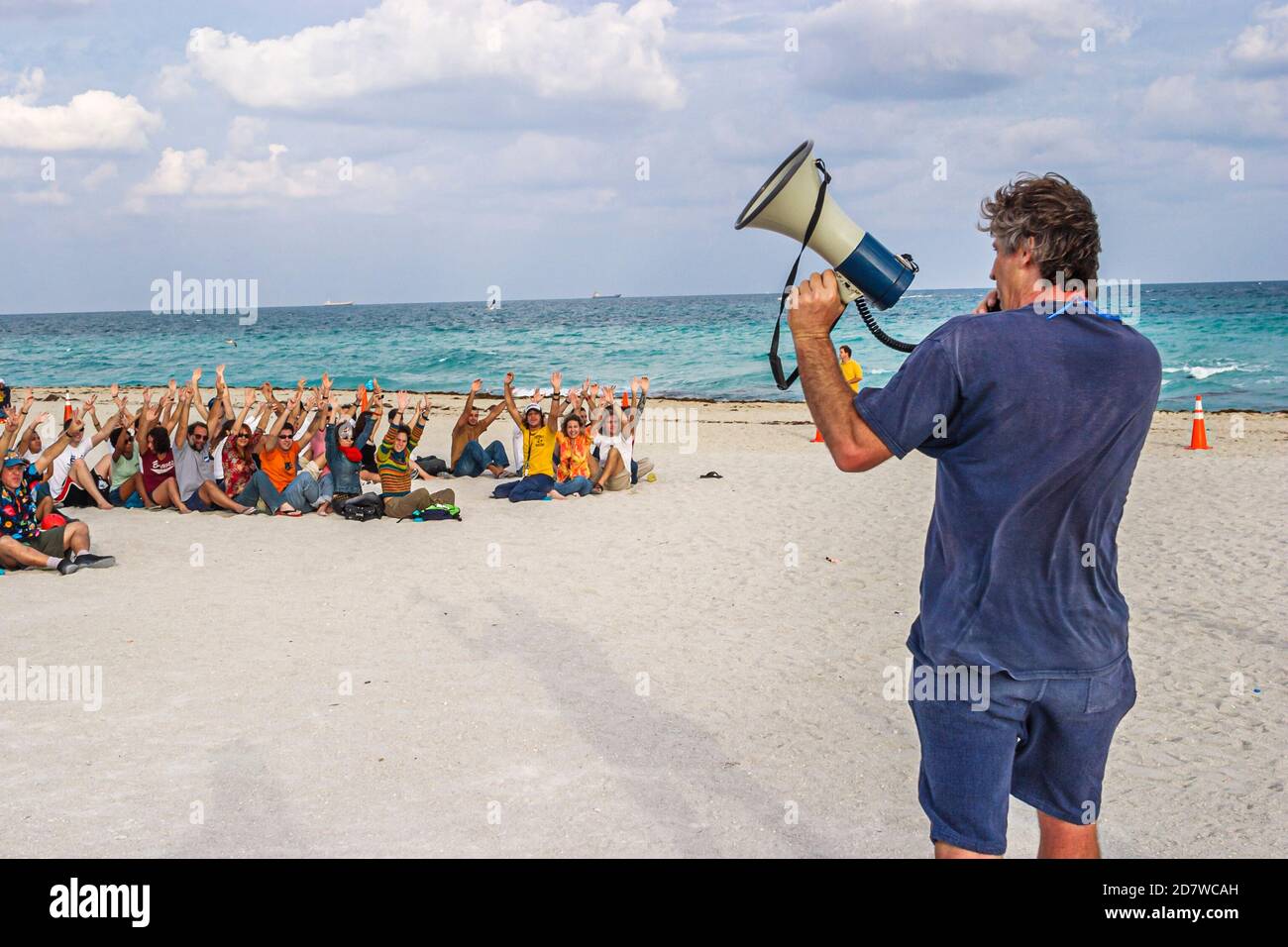 Miami Beach Florida, costa del Océano Atlántico, costa orilla del mar y protesta de Greenpeace la gente organizó la obra de arte de Picasso foto aérea, voluntarios director usin Foto de stock
