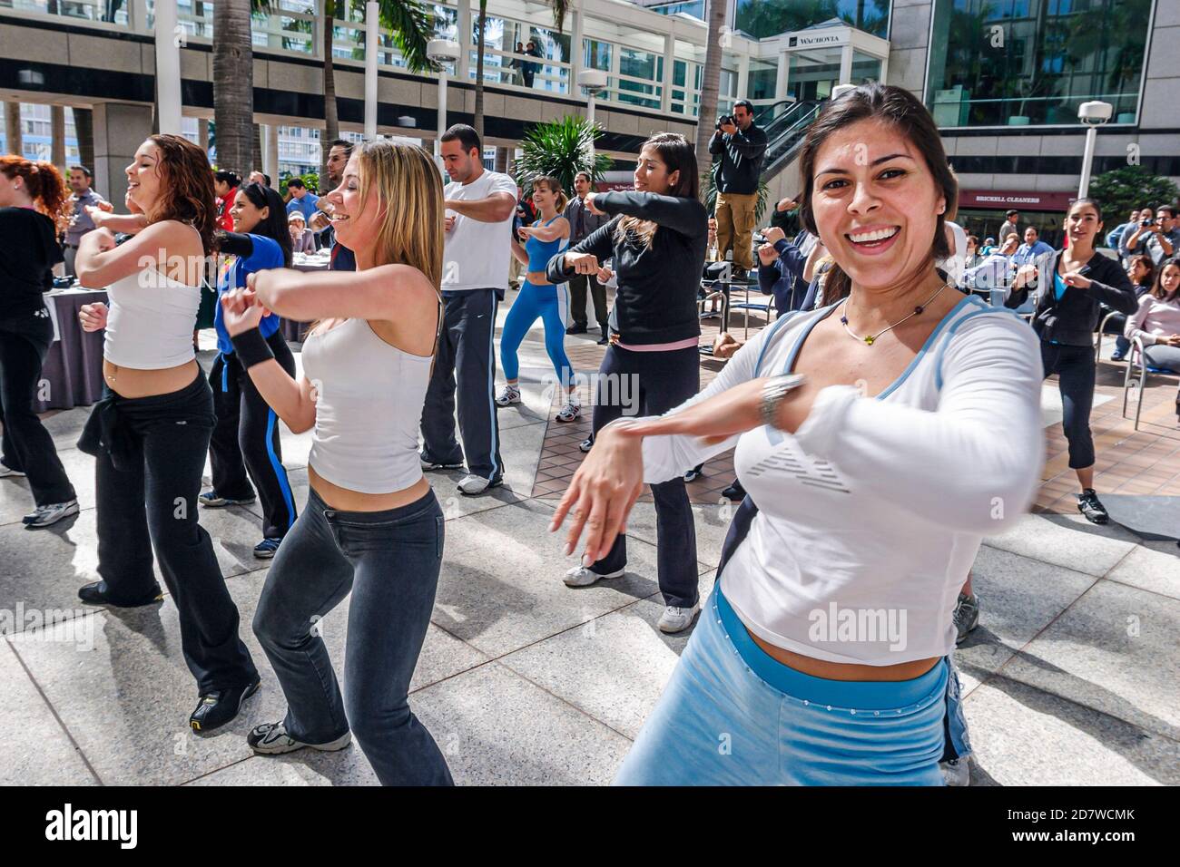 Miami Florida, Mayor's Health & Fitness Challenge, Zumba salsa sesión de aeróbic sesión de entrenamiento, mujer hispana mujeres, Foto de stock
