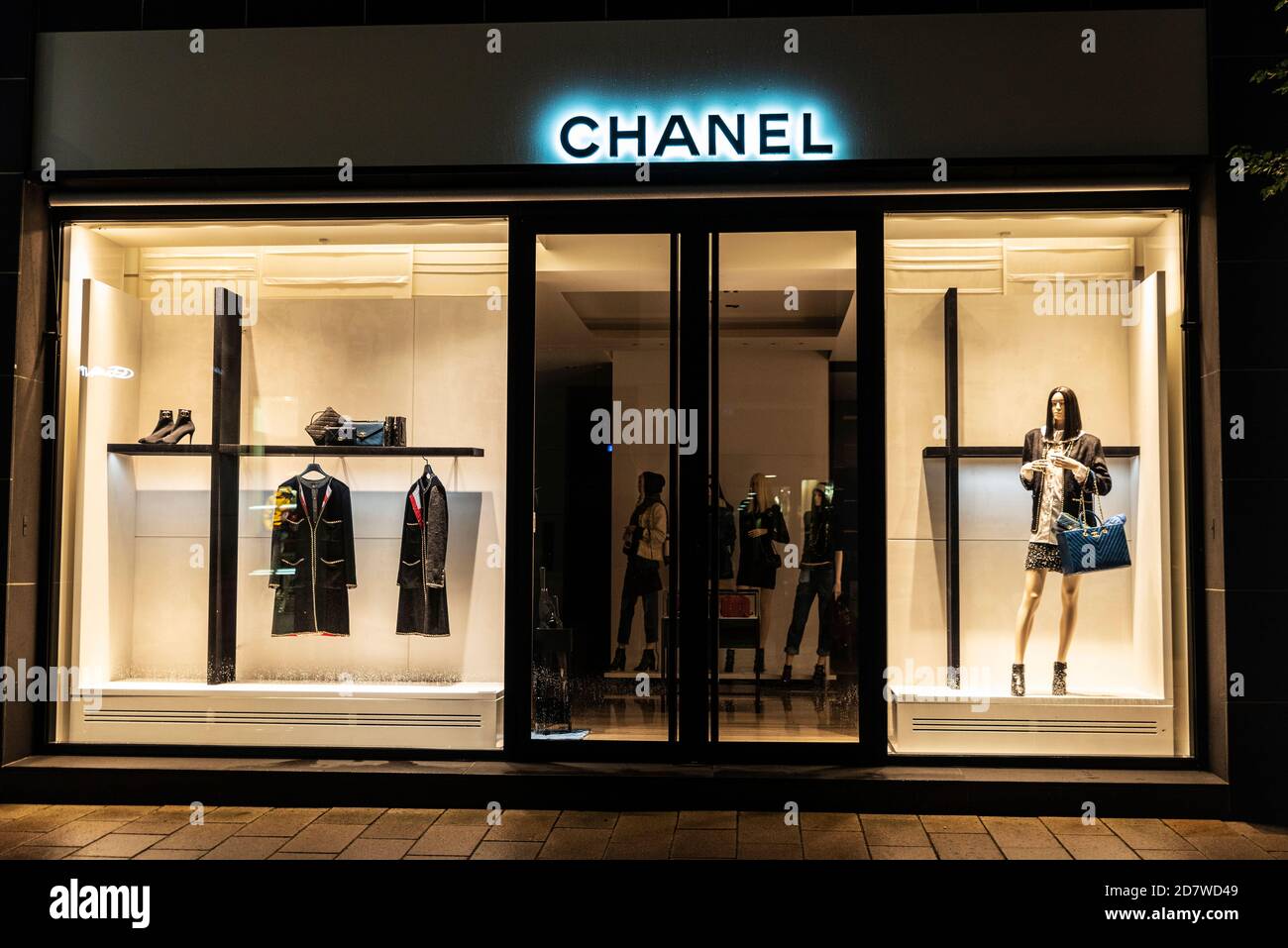 Alemania - 15 de agosto de 2019: Exhibición de una tienda de ropa de lujo Chanel por la noche en la calle Neuer Wall Hamburgo, Alemania Fotografía de stock - Alamy