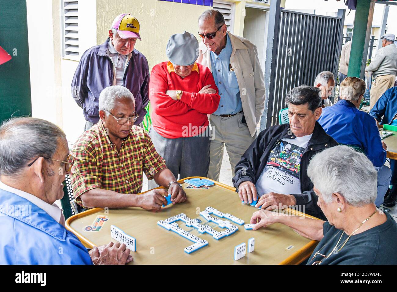 Miami Florida,Little Havana,Cuban Hispanic Inmigrantes,Calle Ocho Máximo Gómez Parque Dominos jugando dominó,hombre hombres mujer socializar passin Foto de stock