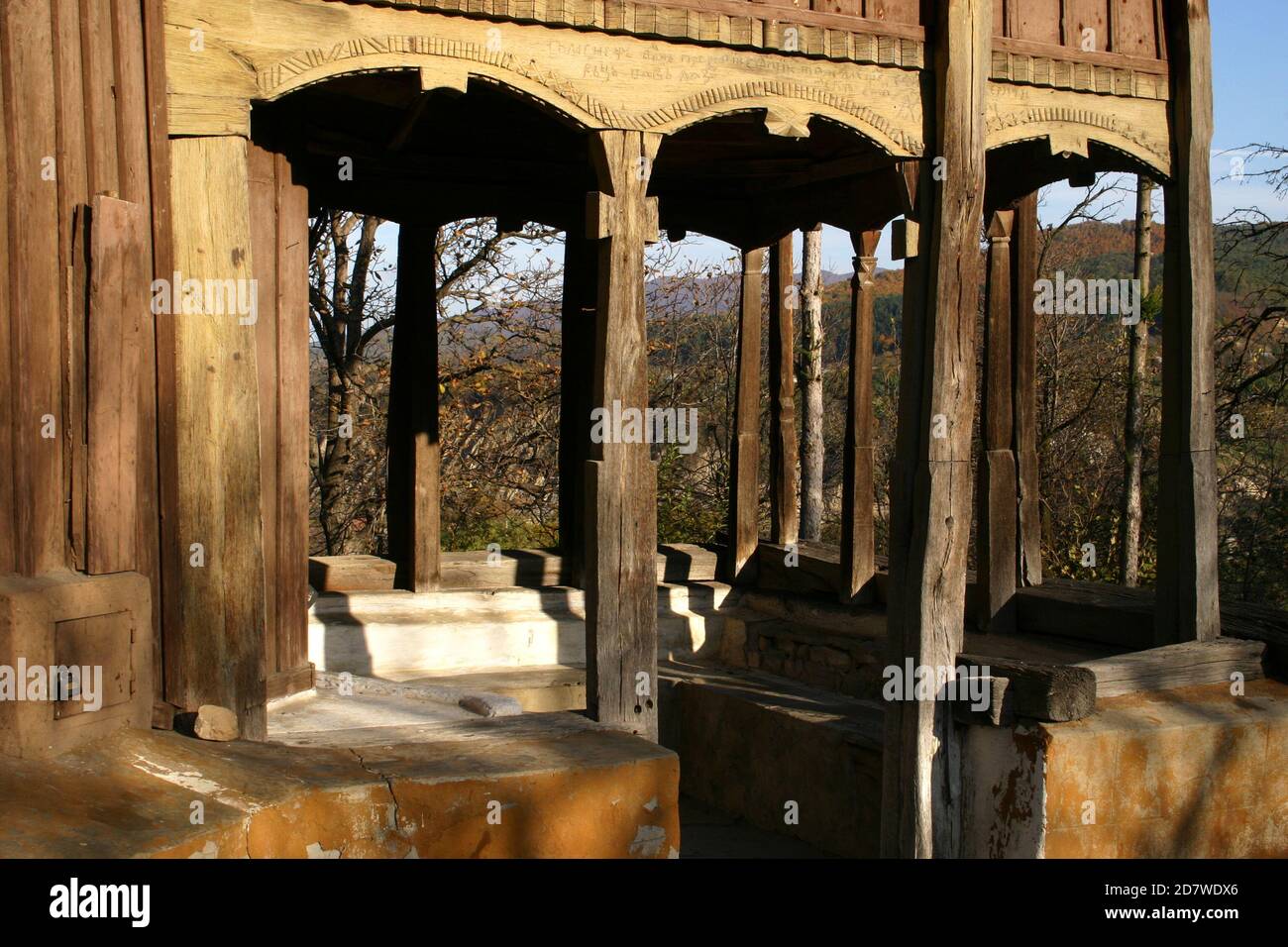 Valea Sarii, Provincia de Vrancea, Rumania. Vista exterior de la iglesia de madera ortodoxa cristiana del siglo 18 (monumento histórico) antes de la restauración. Foto de stock