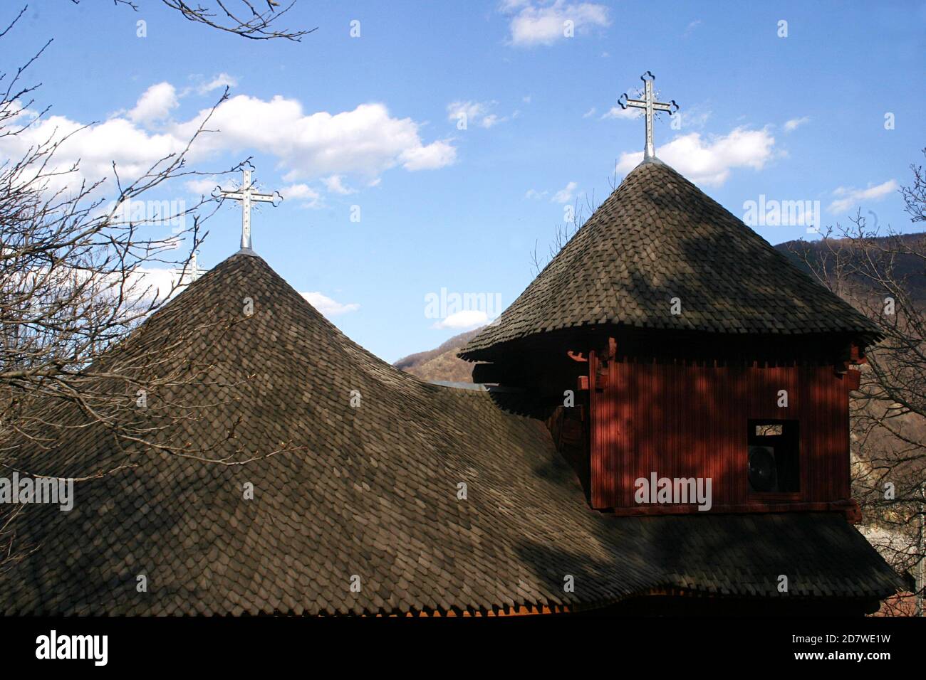 Prisaca, condado de Vrancea, Rumania. Vista exterior de la iglesia de madera ortodoxa cristiana del siglo XVIII (monumento histórico). Techo de tejas de madera. Foto de stock