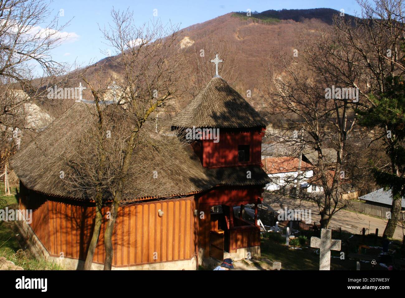 Prisaca, condado de Vrancea, Rumania. Vista exterior de la iglesia de madera ortodoxa cristiana del siglo XVIII (monumento histórico). Foto de stock