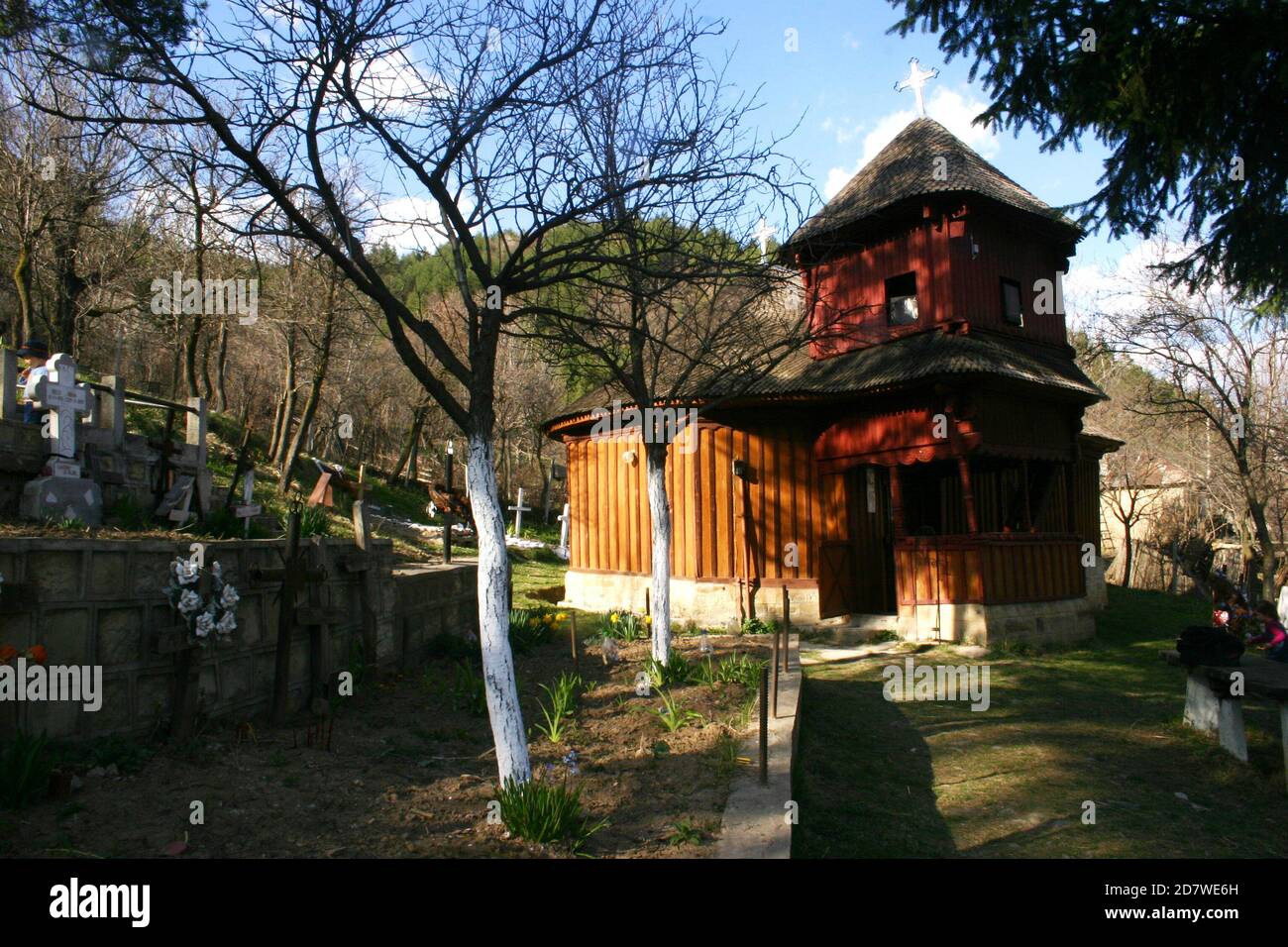 Prisaca, condado de Vrancea, Rumania. Vista exterior de la iglesia de madera ortodoxa cristiana del siglo XVIII (monumento histórico). Foto de stock