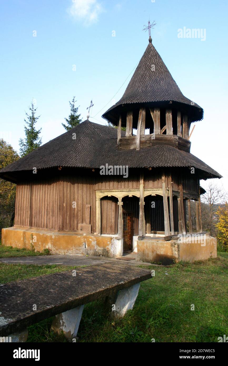Valea Sarii, Provincia de Vrancea, Rumania. Vista exterior de la iglesia de madera ortodoxa cristiana del siglo 18 (monumento histórico) antes de la restauración. Foto de stock