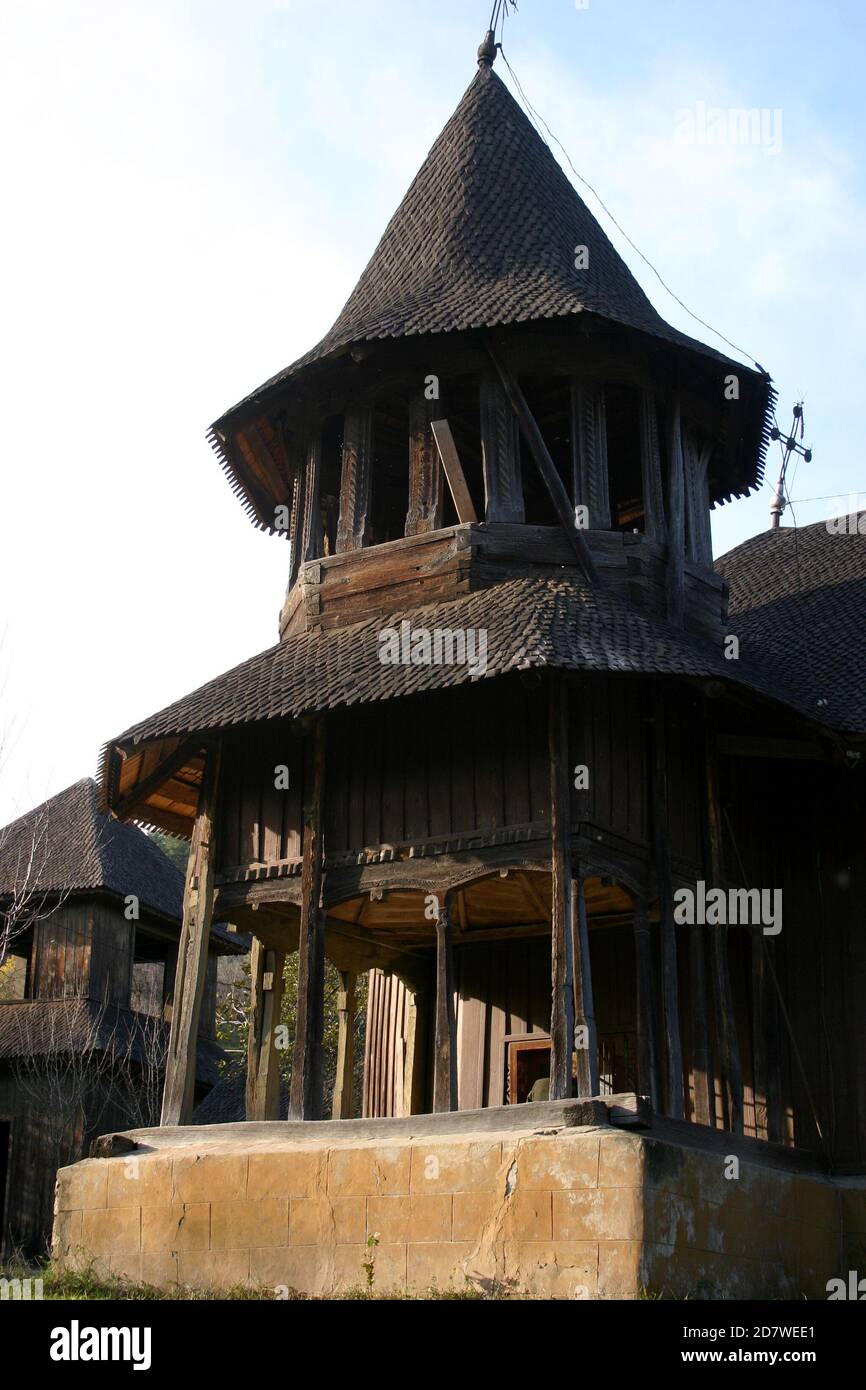 Valea Sarii, Provincia de Vrancea, Rumania. Vista exterior de la iglesia de madera ortodoxa cristiana del siglo 18 (monumento histórico) antes de la restauración. Foto de stock