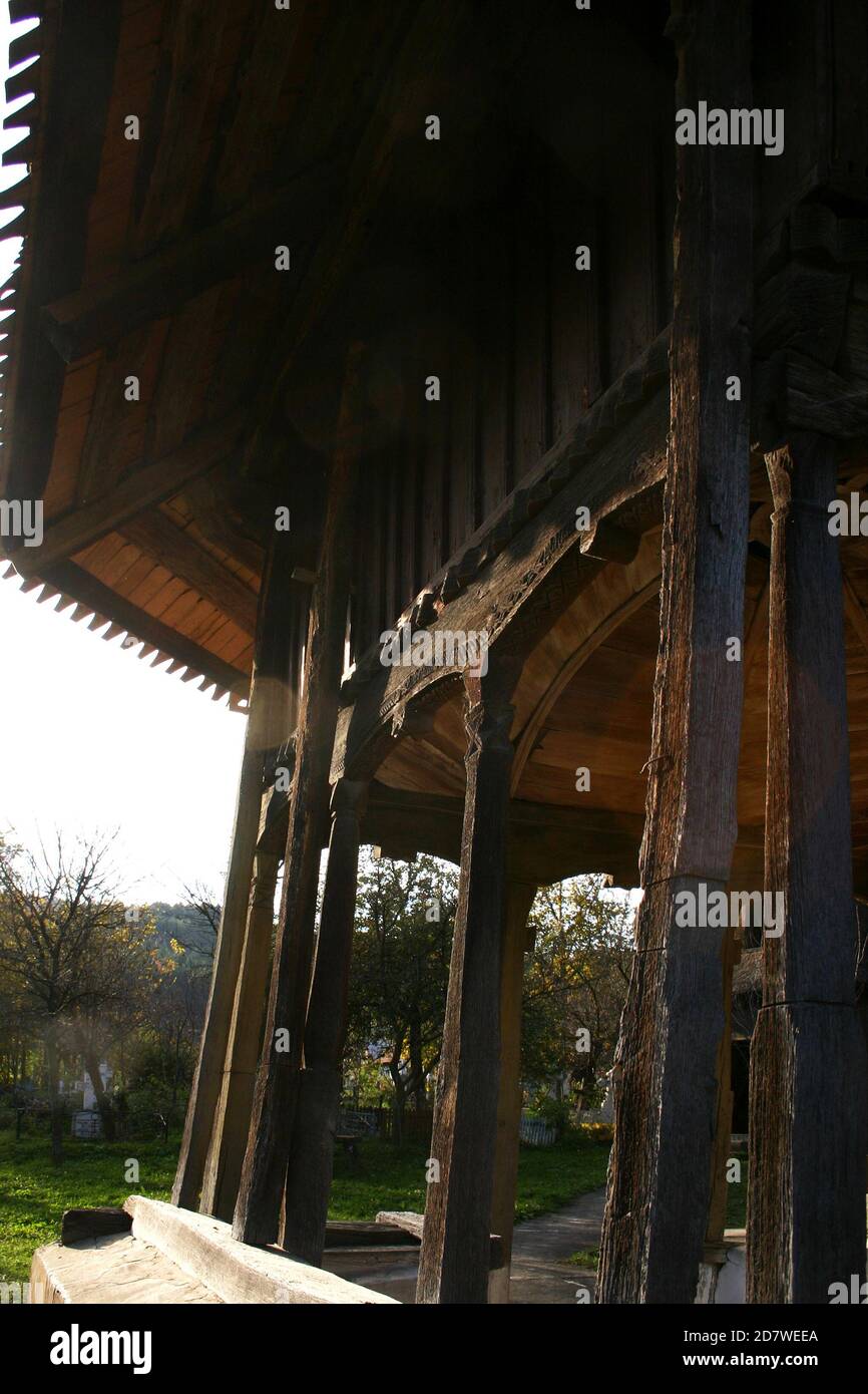 Valea Sarii, Provincia de Vrancea, Rumania. Vista exterior de la iglesia de madera ortodoxa cristiana del siglo 18 (monumento histórico) antes de la restauración. Foto de stock