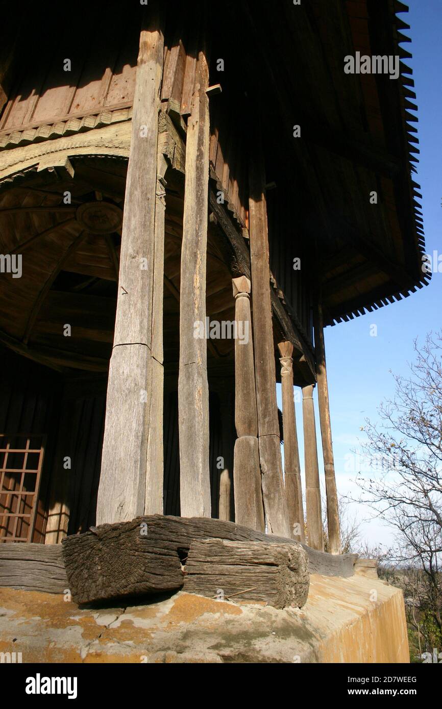 Valea Sarii, Provincia de Vrancea, Rumania. Vista exterior de la iglesia de madera ortodoxa cristiana del siglo 18 (monumento histórico) antes de la restauración. Foto de stock